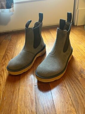 Sorel grey Chelsea Boots with Gum Outsole